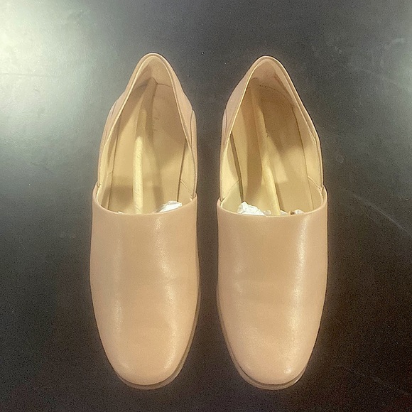 Clarks - Womens Pure Tone Shoe 5.5 US Womens in color Nude Leather - Picture 2 of 4